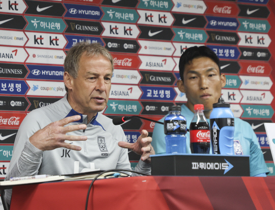 페루와 평가전을 하루 앞둔 15일 오전 대한민국 축구대표팀의 위르겐 클린스만 감독과 김승규 선수가 부산 아시아드주경기장에서 열린 공식 기자회견에서 질문에 답하고 있다.  연합뉴스